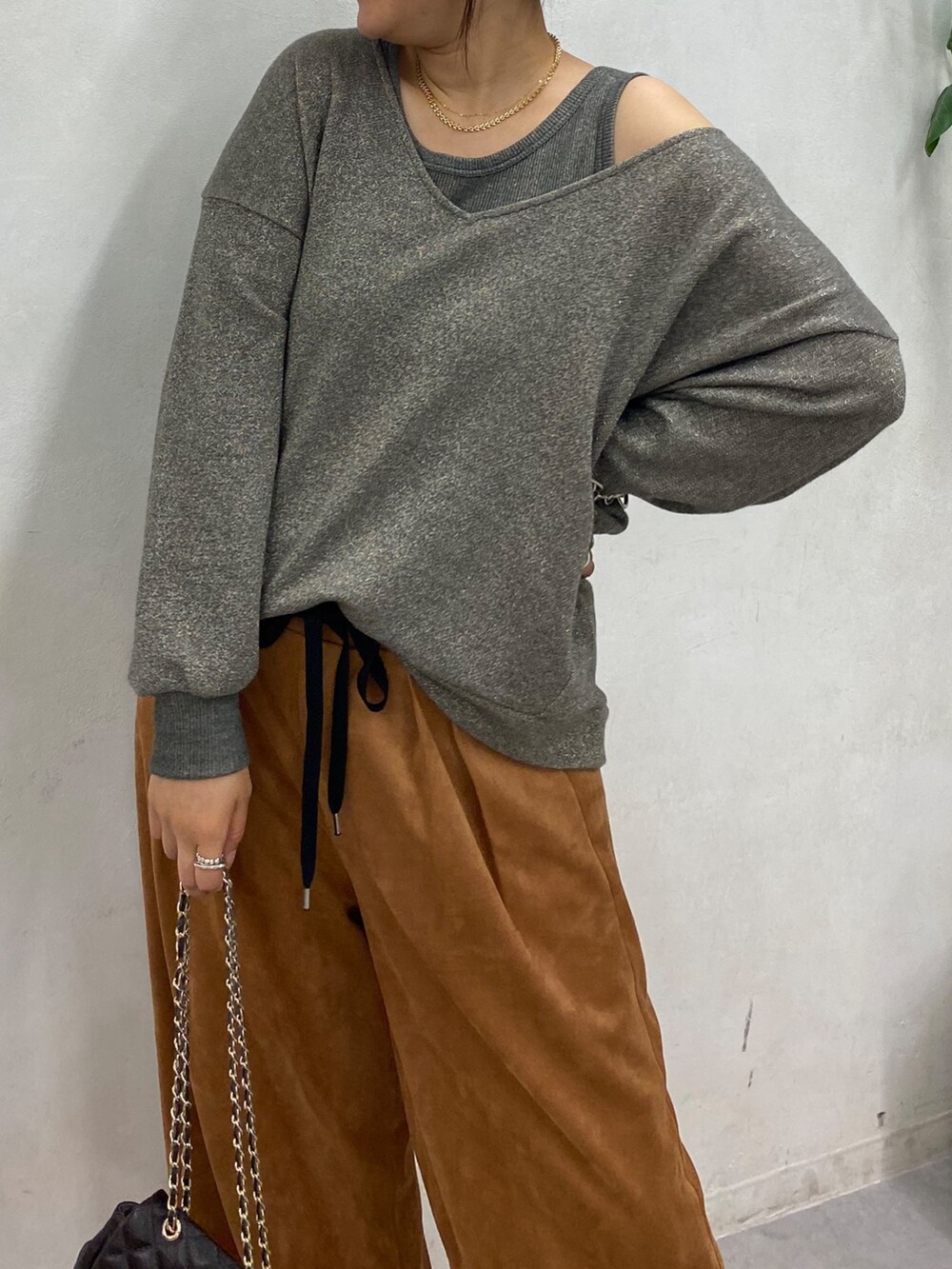 グレー系のTシャツ/カットソー、イエロー系のその他パンツ、ブラウン系のショルダーバッグを着用したレディースの秋コーディネートの7枚目の写真