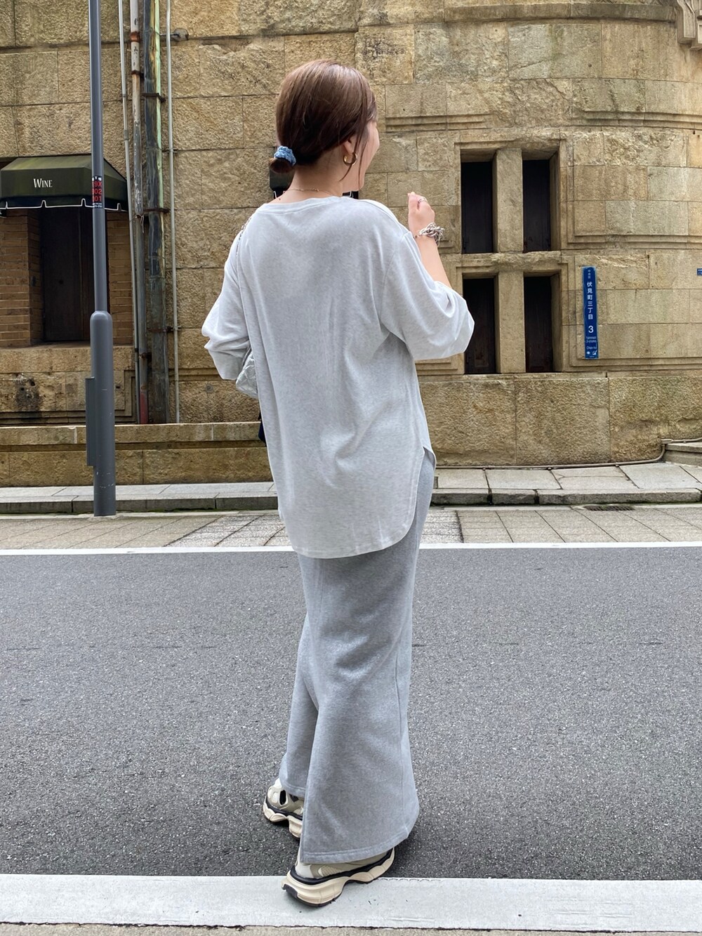 ベージュ系のテーラードジャケット、グレー系のTシャツ/カットソー、シルバー系のスカートを着用したレディースの夏コーディネートの4枚目の写真