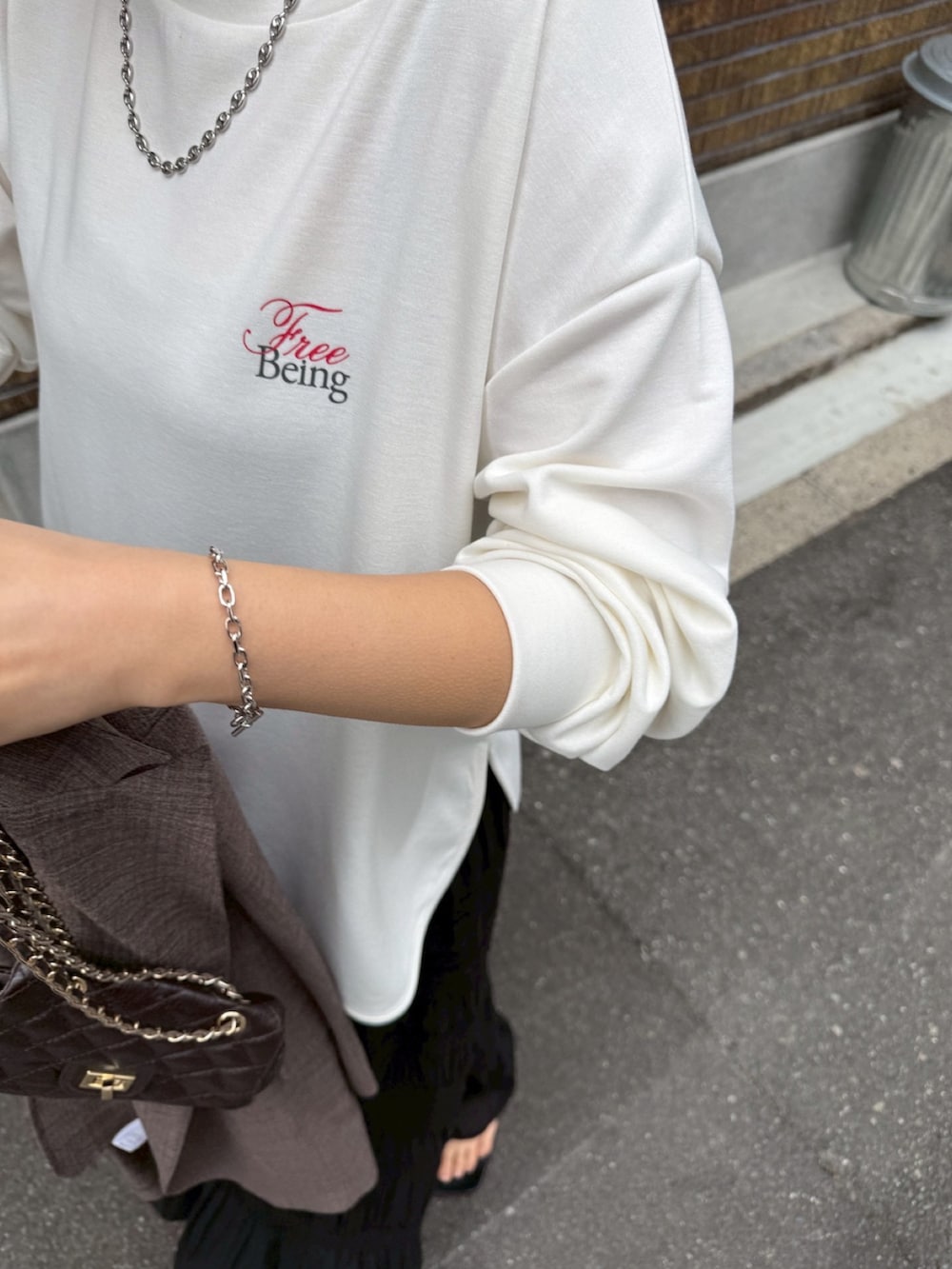 ホワイト系のTシャツ/カットソー、ブラック系のスカート、ブラウン系のテーラードジャケットを着用したレディースの冬コーディネートの8枚目の写真