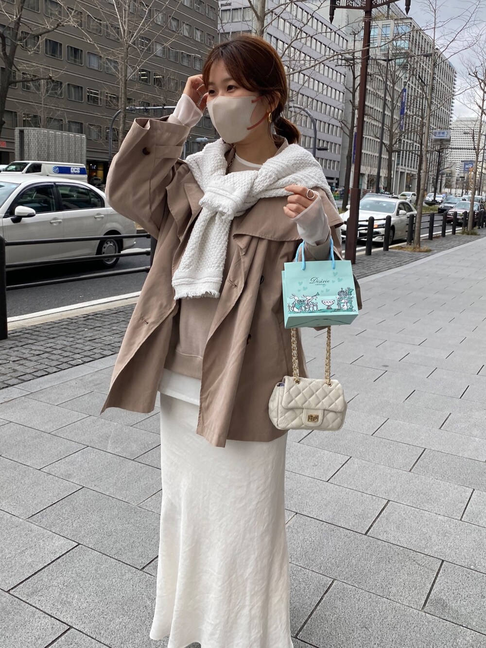 ベージュ系のジャケット/アウター、ホワイト系のスカート、ベージュ系のサンダルを着用したレディースの春コーディネートの9枚目の写真