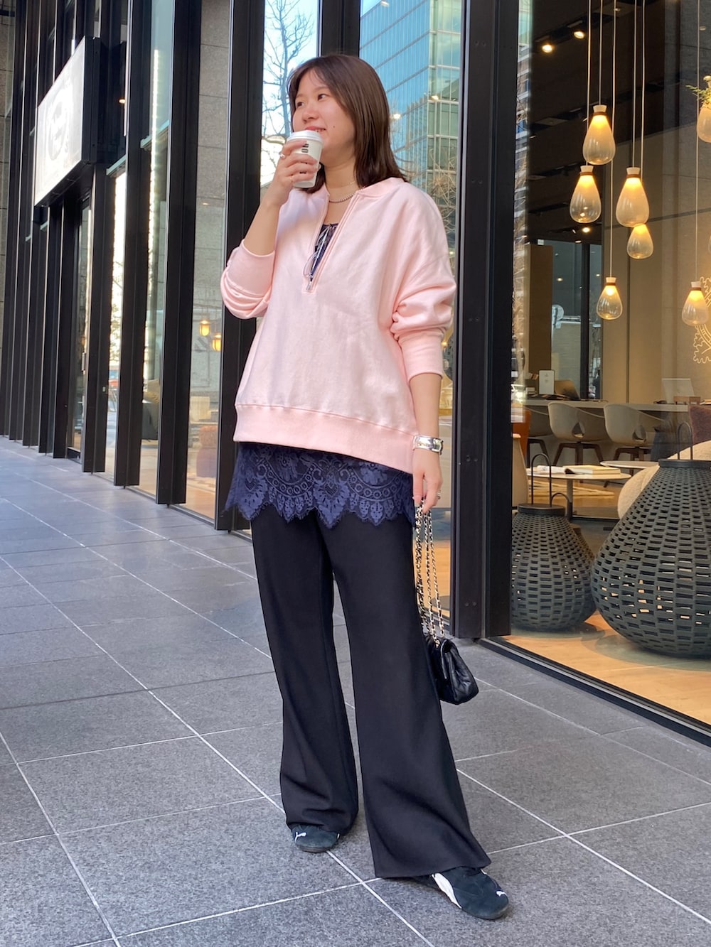 ピンク系のスウェット、ブルー系のシャツ/ブラウス、ブラック系のその他パンツを着用したレディースの春コーディネートの4枚目の写真