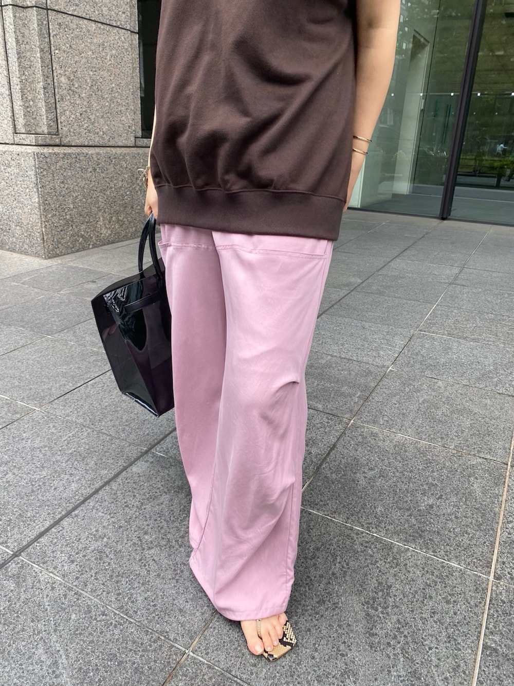 グレー系のTシャツ/カットソー、ピンク系のその他パンツ、ブラック系のショルダーバッグを着用したレディースの夏コーディネートの3枚目の写真