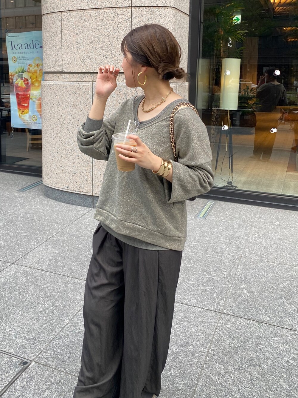 グレー系のTシャツ/カットソー、ブラウン系のその他パンツ、ベージュ系のパンプスを着用したレディースの夏コーディネートの7枚目の写真