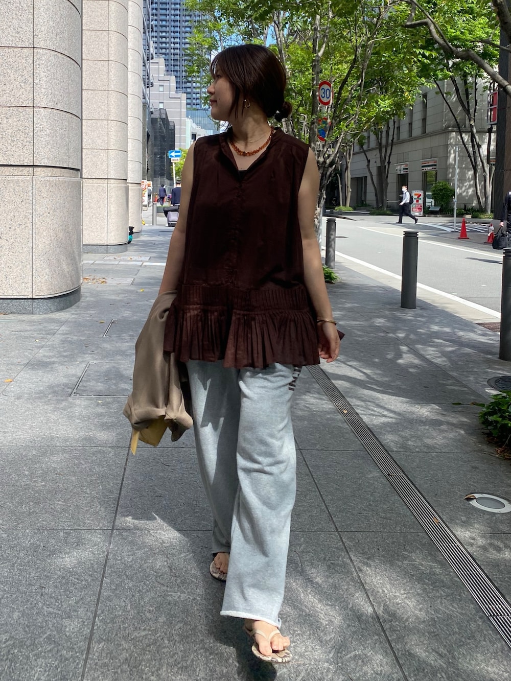 ブラウン系のシャツ/ブラウス、グレー系のその他パンツ、ブラウン系のテーラードジャケットを着用したレディースの春コーディネートの8枚目の写真