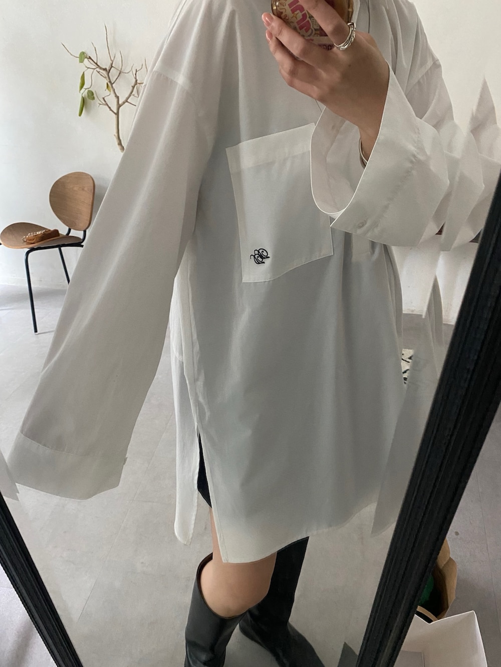 ホワイト系のシャツ/ブラウス、イエロー系のスウェット、ベージュ系のその他パンツを着用したレディースの冬コーディネートの4枚目の写真