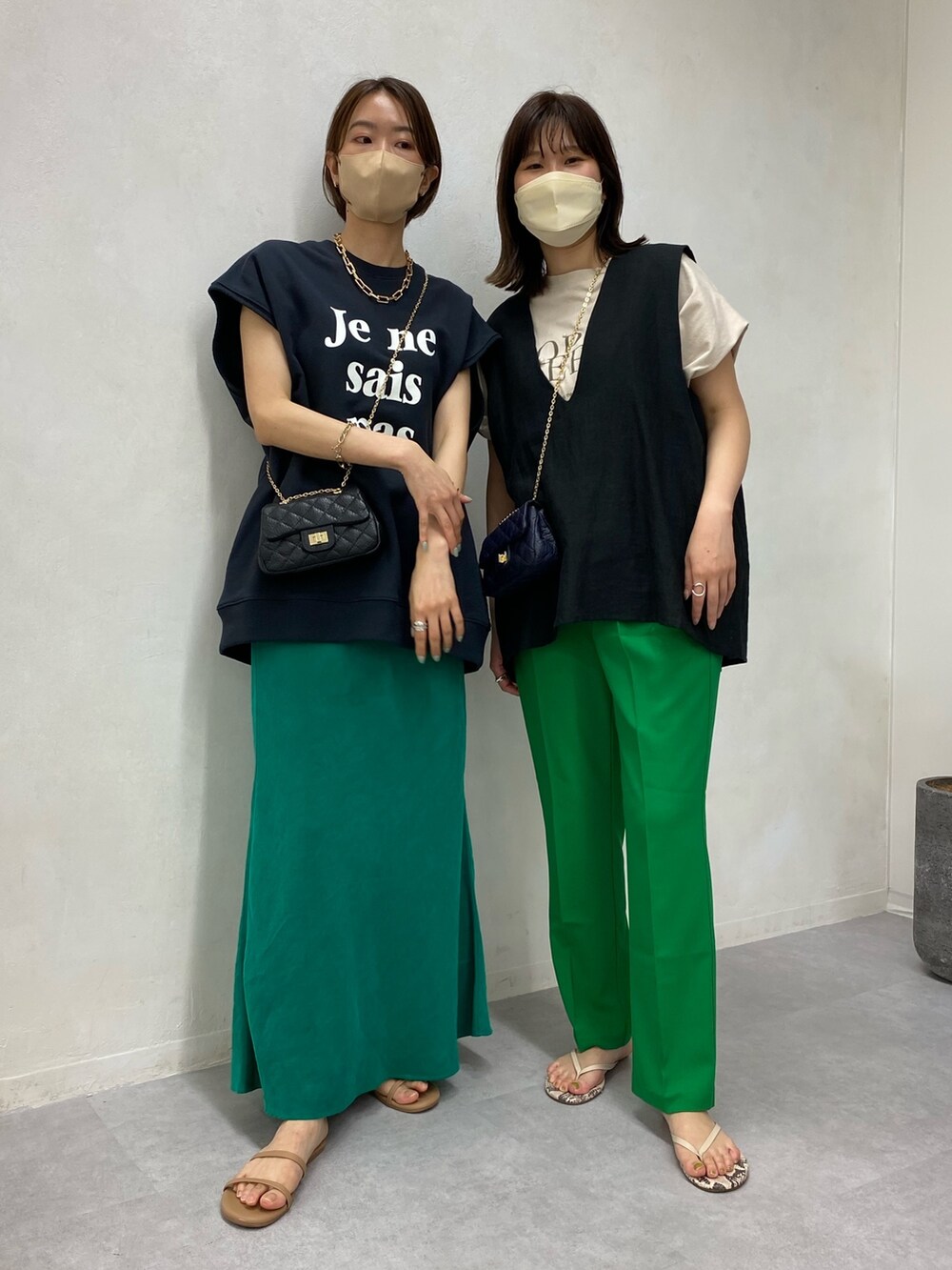 グレー系のTシャツ/カットソー、ホワイト系のTシャツ/カットソー、ブラック系のベストを着用したレディースの夏コーディネートの3枚目の写真