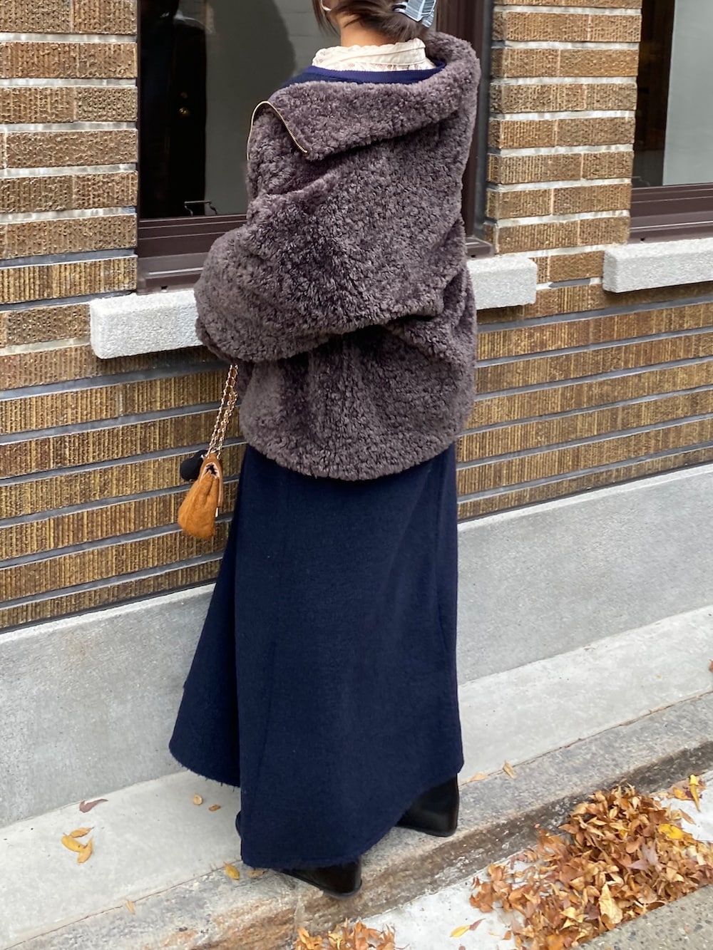グレー系のその他アウター、ブルー系のワンピース、ホワイト系のシャツ/ブラウスを着用したレディースの冬コーディネートの4枚目の写真