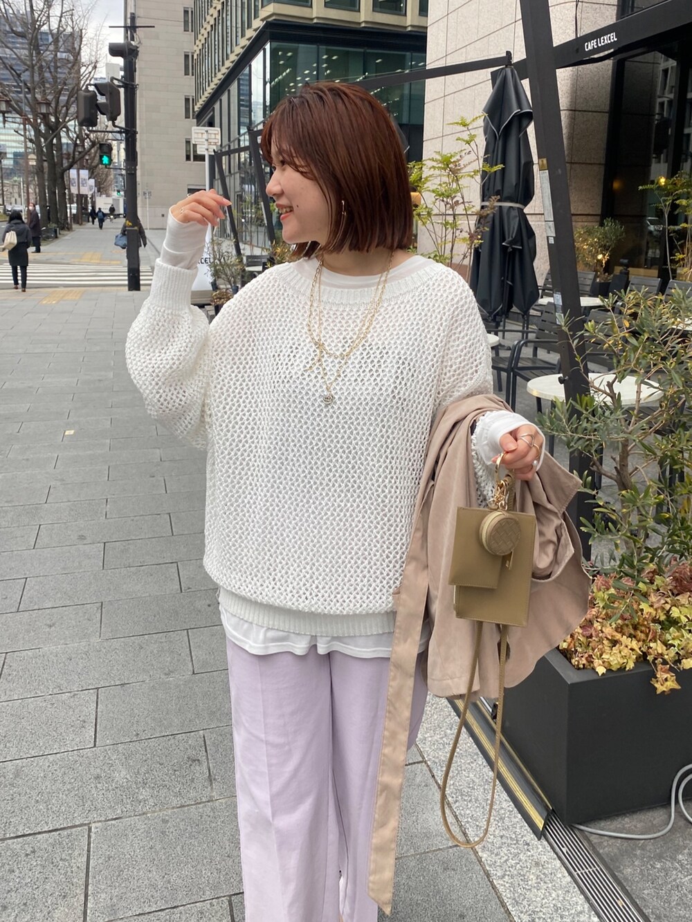 ホワイト系のニット/セーター、ホワイト系のTシャツ/カットソー、ピンク系のスラックスを着用したレディースの冬コーディネートの9枚目の写真