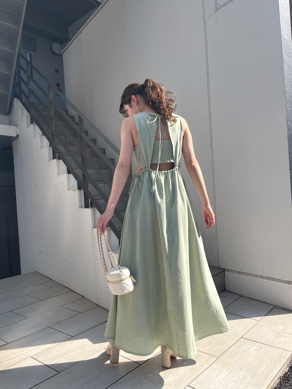 「夏コーデ、今日のコーデ、ワンピースコーデ、肌見せ、ノースリーブワンピース、ミントグリーン」｜「Chicoの【新色追加】BACK開きデザインノースリロングワンピース（ワンピース、グリーン系）」を使った、fuyuuさん（レディース・158cm）の夏コーディネートの2枚目の写真