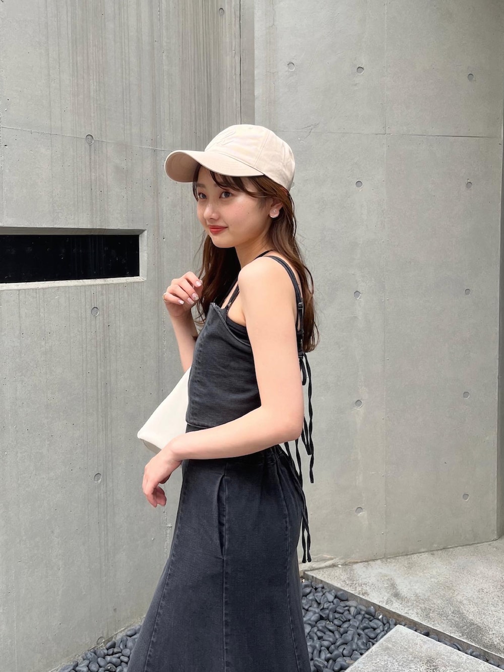 「春コーデ、お出かけコーデ、着回しコーデ、デニムコーデ、ワンピースコーデ、デニムスカート、デニムワンピース、春服、キャップ」｜「Chicoのデニムバック細リボンマルチウェイキャミワンピース（ワンピース、ブラック系）」を使った、fuyuuさん（レディース・158cm）の春コーディネートの2枚目の写真