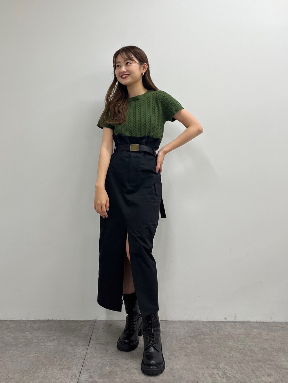 「カジュアル、カラーコーデ、ミドルブーツ、タイトスカート、カーゴスカート、半袖ニット」｜「Chicoのショート丈ケーブル半袖チビニット（ニット/セーター、グリーン系）」を使った、fuyuuさん（レディース・158cm）の夏コーディネートの2枚目の写真