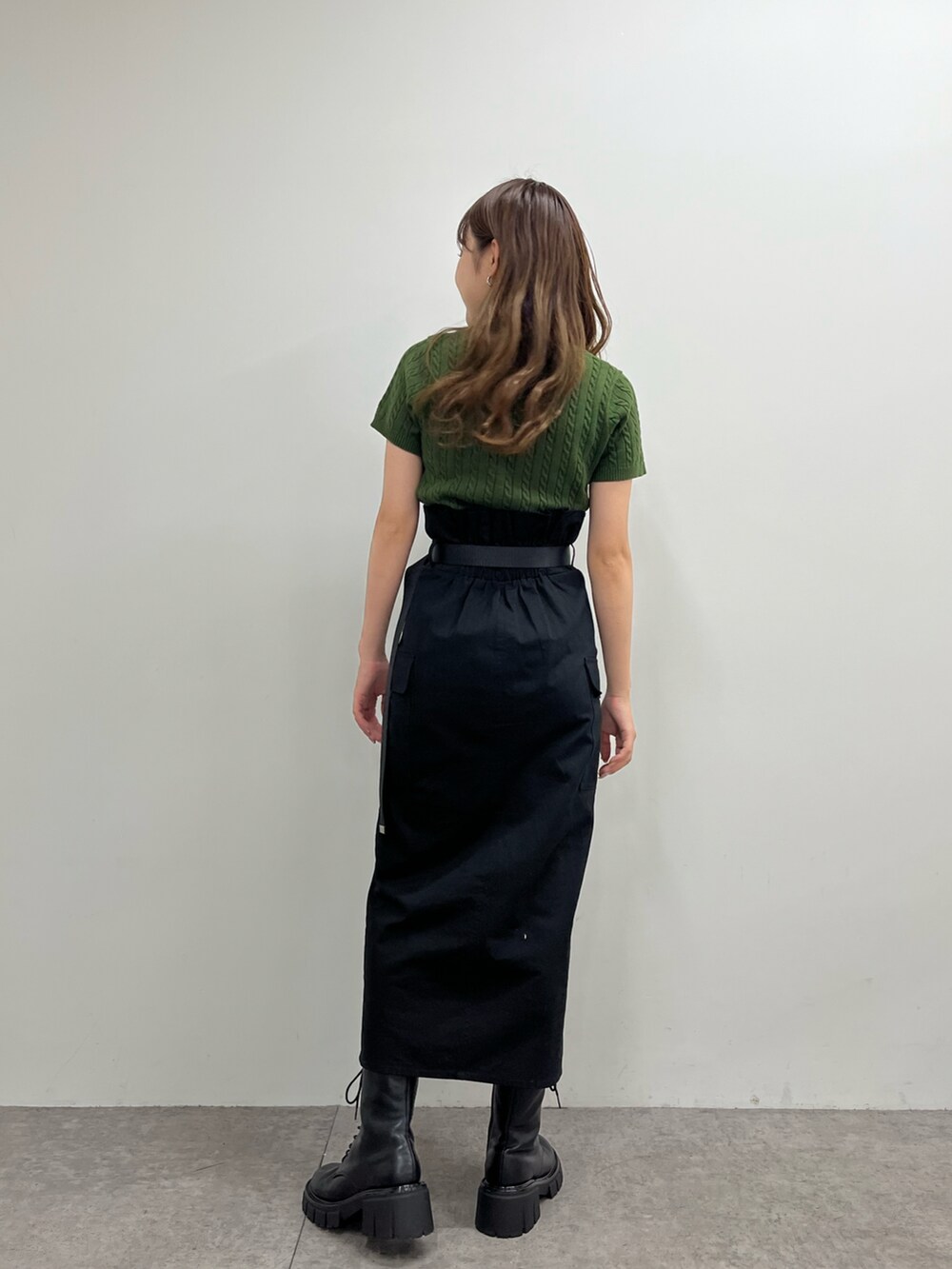 「カジュアル、カラーコーデ、ミドルブーツ、タイトスカート、カーゴスカート、半袖ニット」｜「Chicoのショート丈ケーブル半袖チビニット（ニット/セーター、グリーン系）」を使った、fuyuuさん（レディース・158cm）の夏コーディネートの5枚目の写真