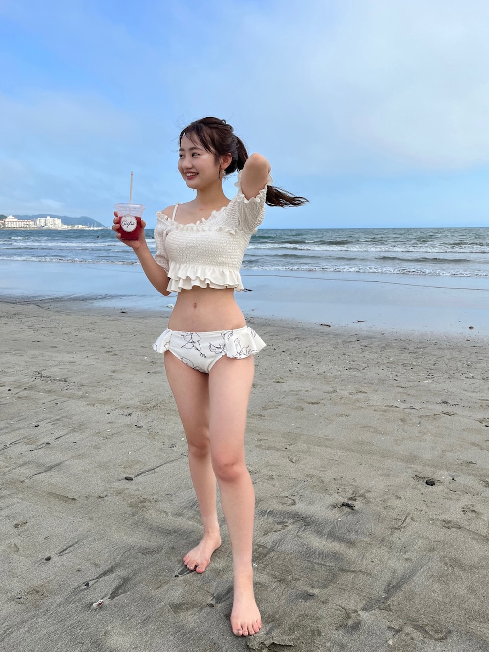 「水着、水着コーデ、swimwear、夏コーデ」｜「Chicoの【水着/トップス/WEB限定カラーあり】シャーリングクロスオフショルトップス（水着、ホワイト系）」を使った、fuyuuさん（レディース・158cm）の夏コーディネートの2枚目の写真