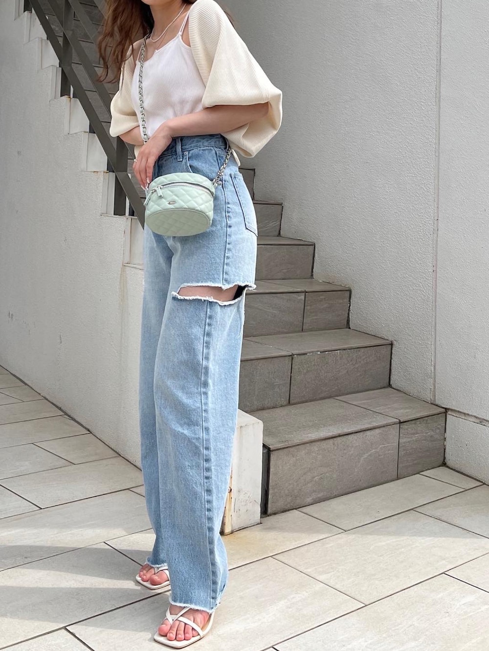 「ダメージデニムパンツ、ワイドデニム、デニム、ミュール、キルティングバッグ、インナー、キャミソール、淡水パール、ボレロ」｜「Chicoの【WEB限定カラーあり】ダメージワイドデニムパンツ（デニムパンツ、ブルー系）」を使った、fuyuuさん（レディース・158cm）の夏コーディネートの3枚目の写真