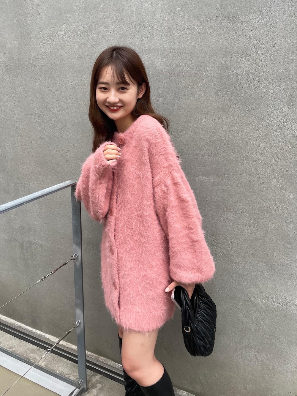 「秋コーデ、カーディガン、ピンクコーデ、着回しコーデ、秋先取りコーデ」｜「Chicoの【2022AW】厚底チャンキーストレッチロングブーツ（ブーツ、ブラック系）」を使った、fuyuuさん（レディース・158cm）の夏コーディネートの2枚目の写真