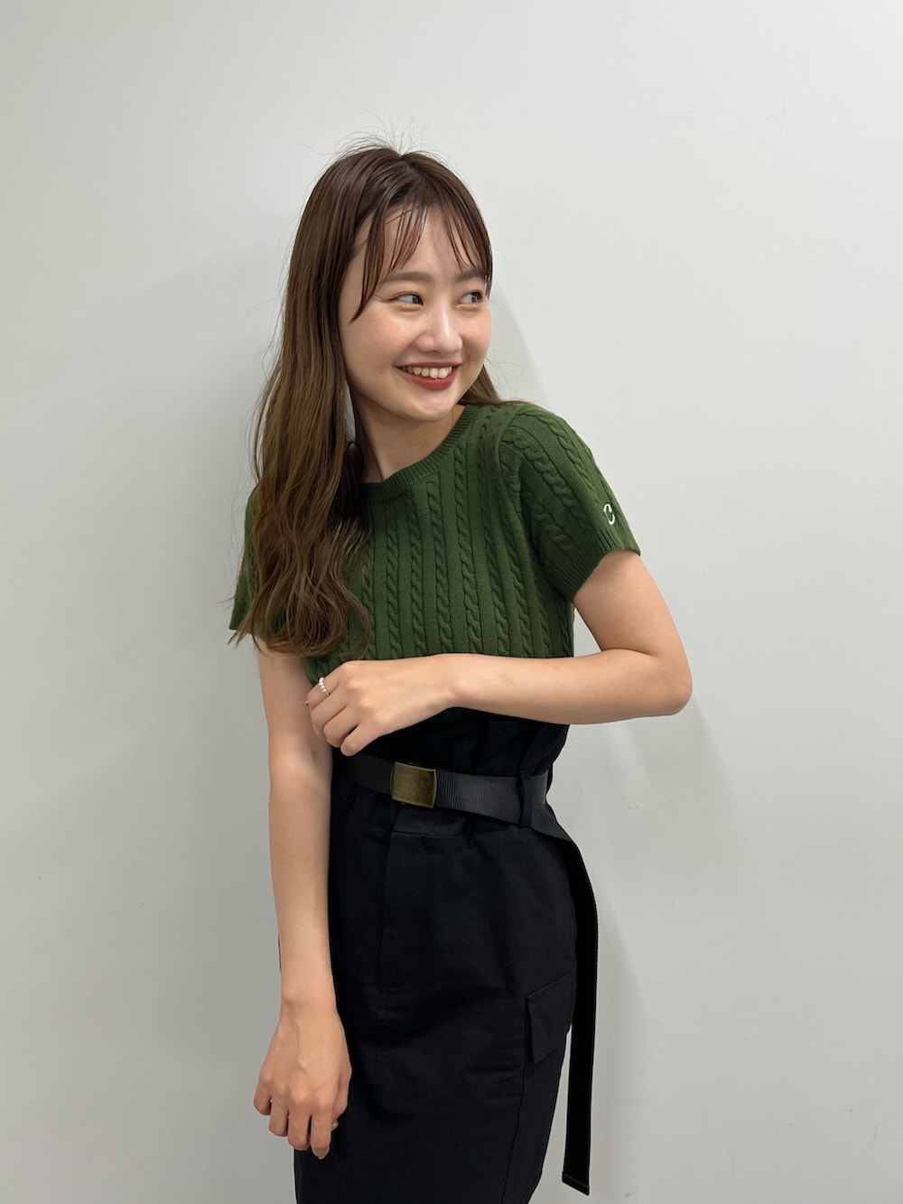 「カジュアル、カラーコーデ、ミドルブーツ、タイトスカート、カーゴスカート、半袖ニット」｜「Chicoのショート丈ケーブル半袖チビニット（ニット/セーター、グリーン系）」を使った、fuyuuさん（レディース・158cm）の夏コーディネートの4枚目の写真