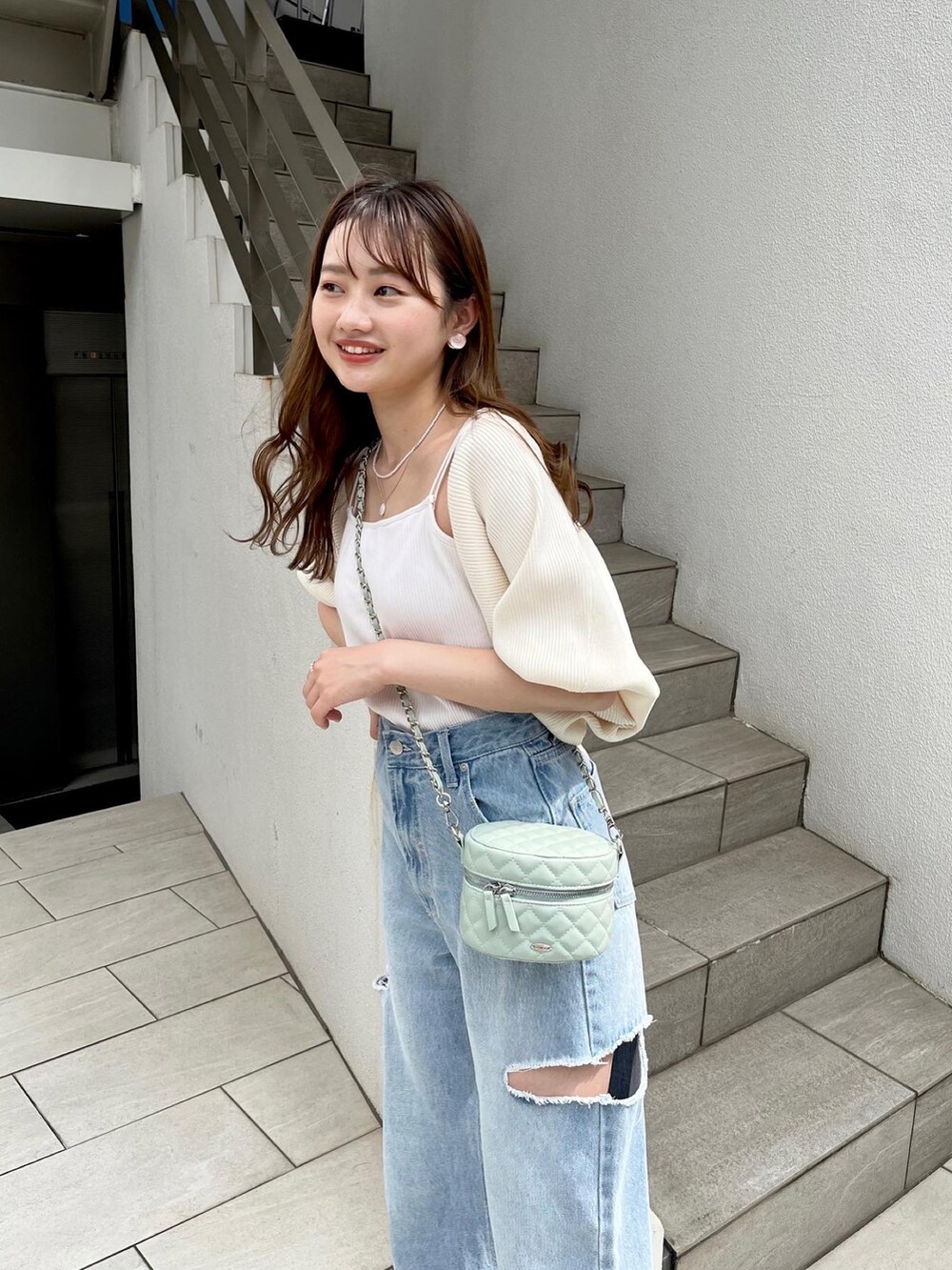 「ダメージデニムパンツ、ワイドデニム、デニム、ミュール、キルティングバッグ、インナー、キャミソール、淡水パール、ボレロ」｜「Chicoの【WEB限定カラーあり】ダメージワイドデニムパンツ（デニムパンツ、ブルー系）」を使った、fuyuuさん（レディース・158cm）の夏コーディネートの2枚目の写真