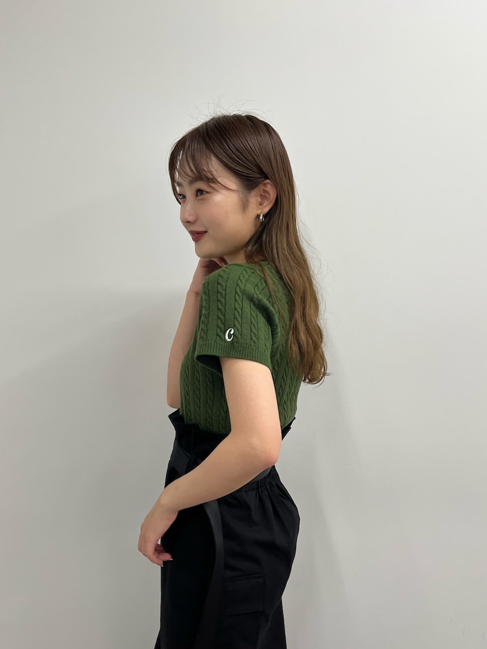 「カジュアル、カラーコーデ、ミドルブーツ、タイトスカート、カーゴスカート、半袖ニット」｜「Chicoのショート丈ケーブル半袖チビニット（ニット/セーター、グリーン系）」を使った、fuyuuさん（レディース・158cm）の夏コーディネートの3枚目の写真