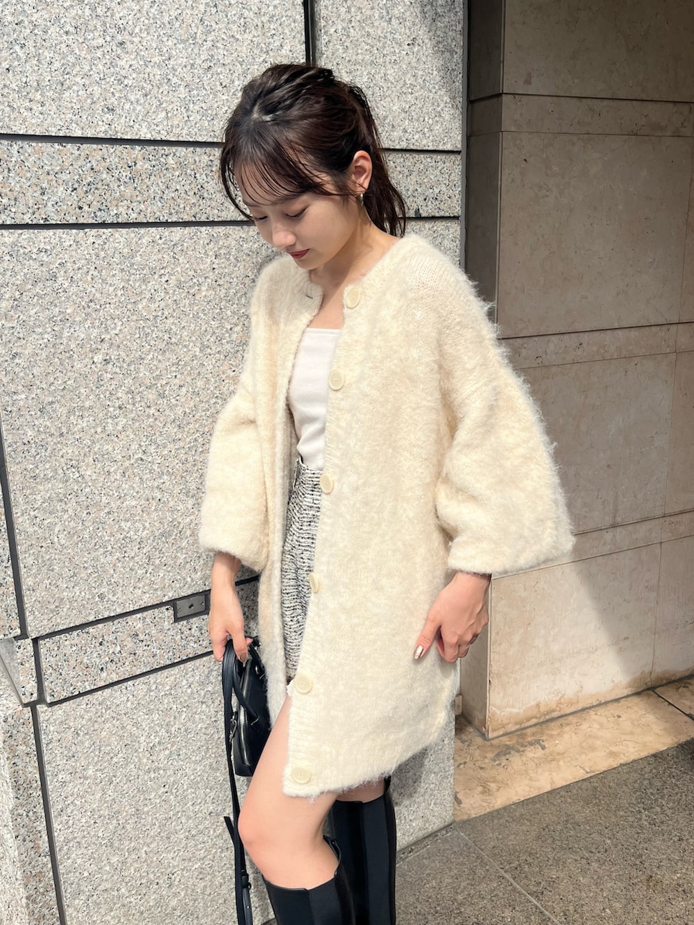「オトナカジュアル、カーディガン、シャギーニット、シャギーカーディガン、ふわふわ、ロングブーツ」｜「Chicoの【新色追加】2wayシャギールーズニットカーディガン（カーディガン/ボレロ、ベージュ系）」を使った、fuyuuさん（レディース・158cm）の秋コーディネートの2枚目の写真