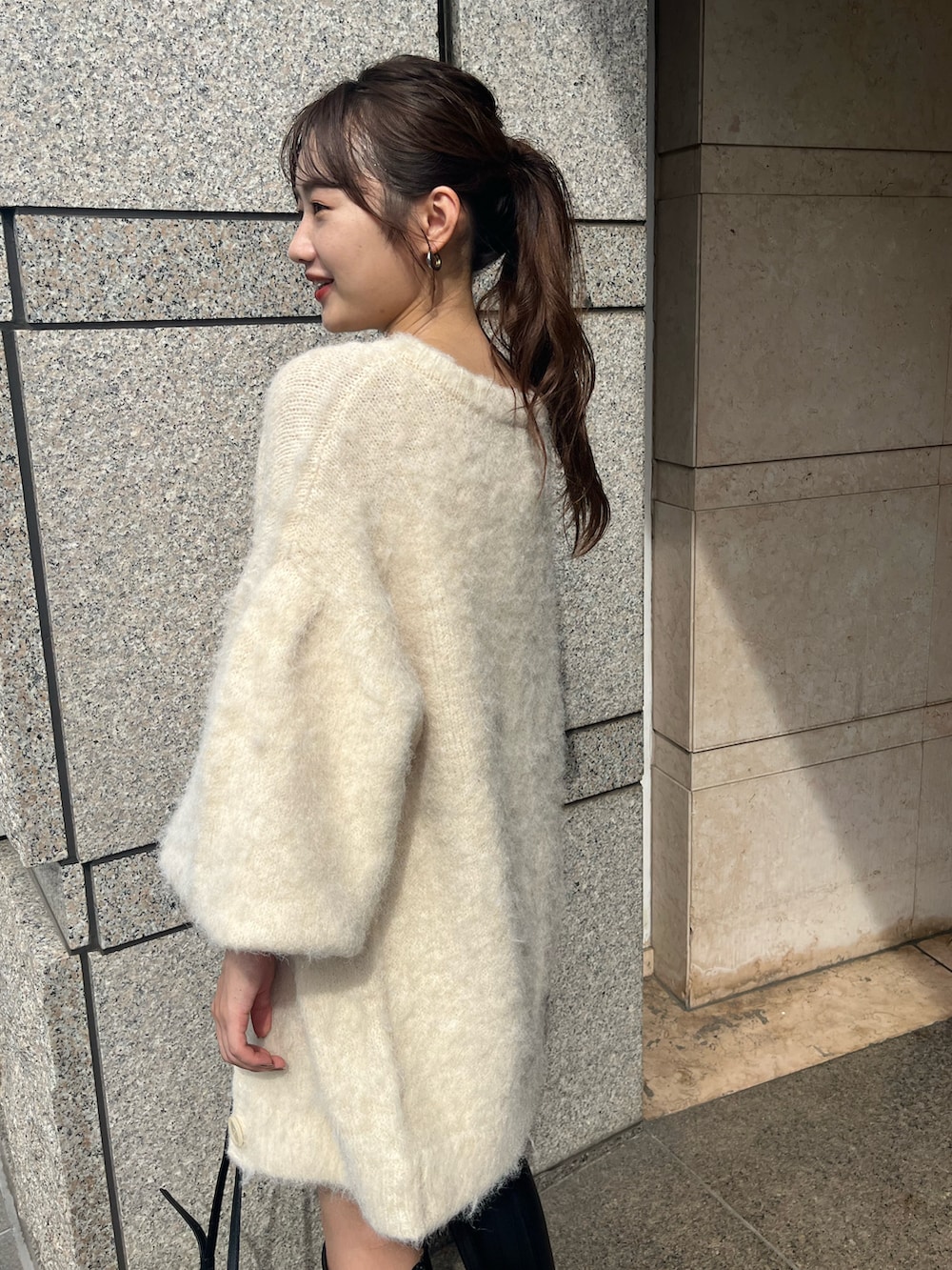 「オトナカジュアル、カーディガン、シャギーニット、シャギーカーディガン、ふわふわ、ロングブーツ」｜「Chicoの【新色追加】2wayシャギールーズニットカーディガン（カーディガン/ボレロ、ベージュ系）」を使った、fuyuuさん（レディース・158cm）の秋コーディネートの4枚目の写真