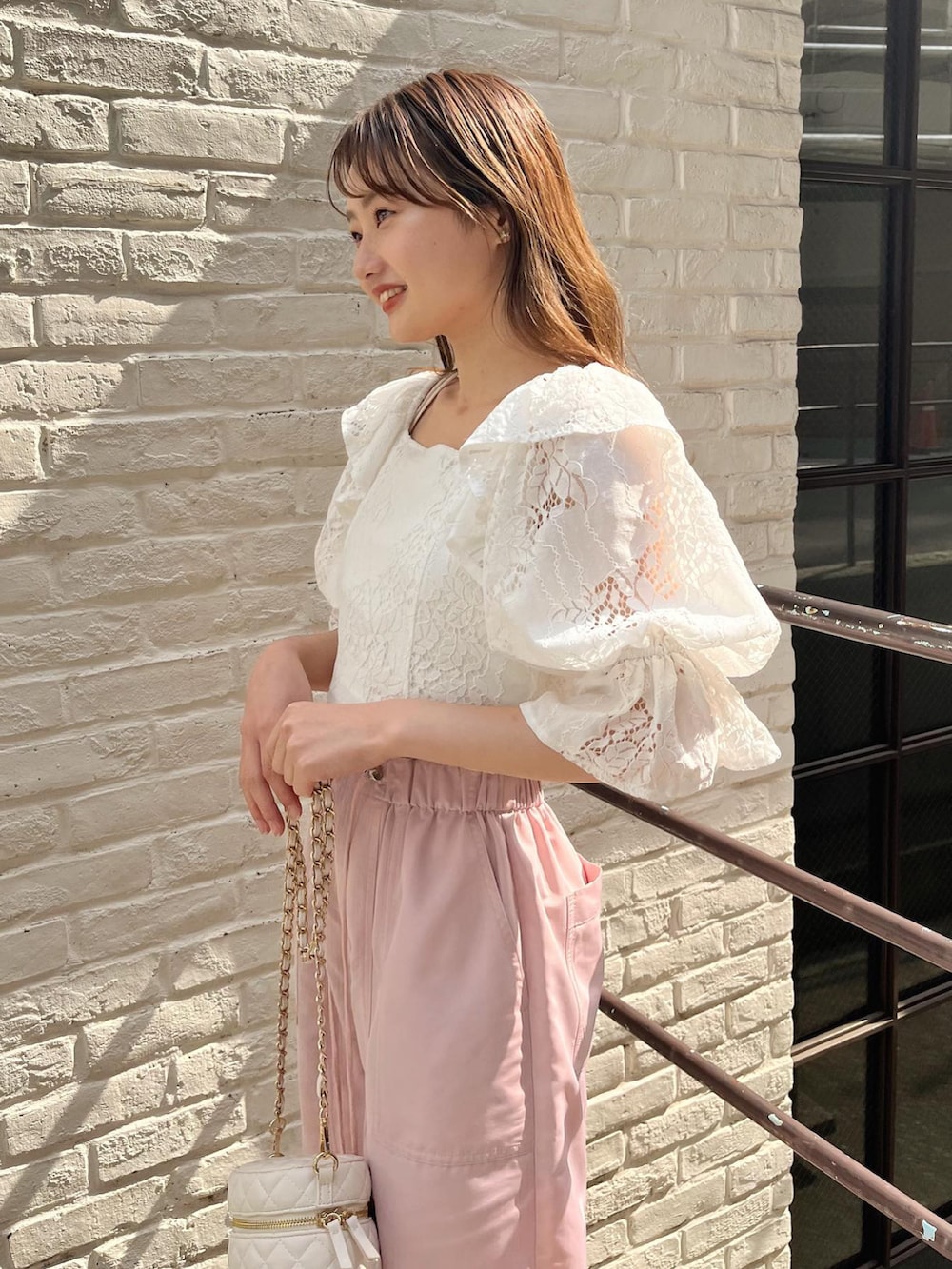 「春コーデ、カーゴパンツ、ピンクコーデ、レースブラウス」｜「Chicoの7分袖ショート丈フリルレーストップス（シャツ/ブラウス、ホワイト系）」を使った、fuyuuさん（レディース・158cm）の春コーディネートの2枚目の写真