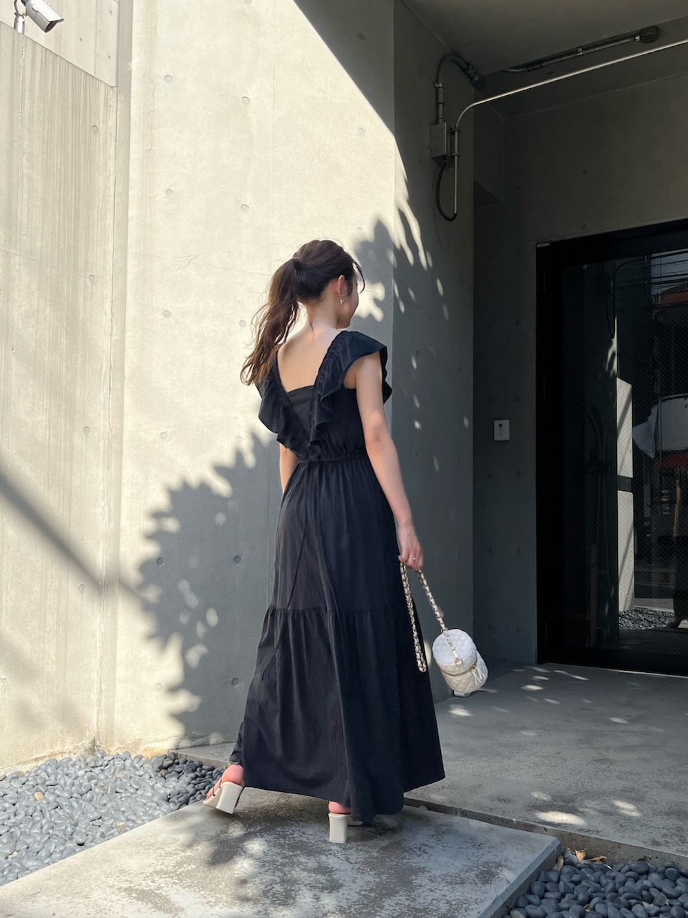 「夏コーデ、夏服、ワンピース、ブラック、ブラックワンピース、大人カジュアル、シンプルコーデ、モノトーン」｜「Chicoのフリルティアードカットロングワンピース（ワンピース、ブラック系）」を使った、fuyuuさん（レディース・158cm）の夏コーディネートの3枚目の写真