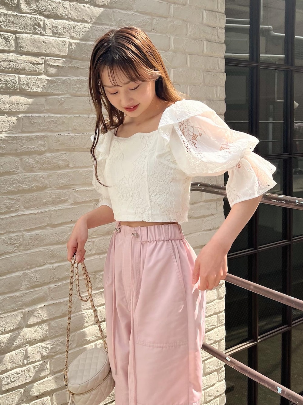 「春コーデ、カーゴパンツ、ピンクコーデ、レースブラウス」｜「Chicoの7分袖ショート丈フリルレーストップス（シャツ/ブラウス、ホワイト系）」を使った、fuyuuさん（レディース・158cm）の春コーディネートの3枚目の写真