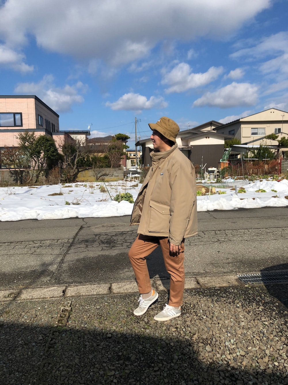 ベージュ系のダウンジャケット/コート、グレー系のスニーカーを着用したメンズの冬コーディネートの3枚目の写真