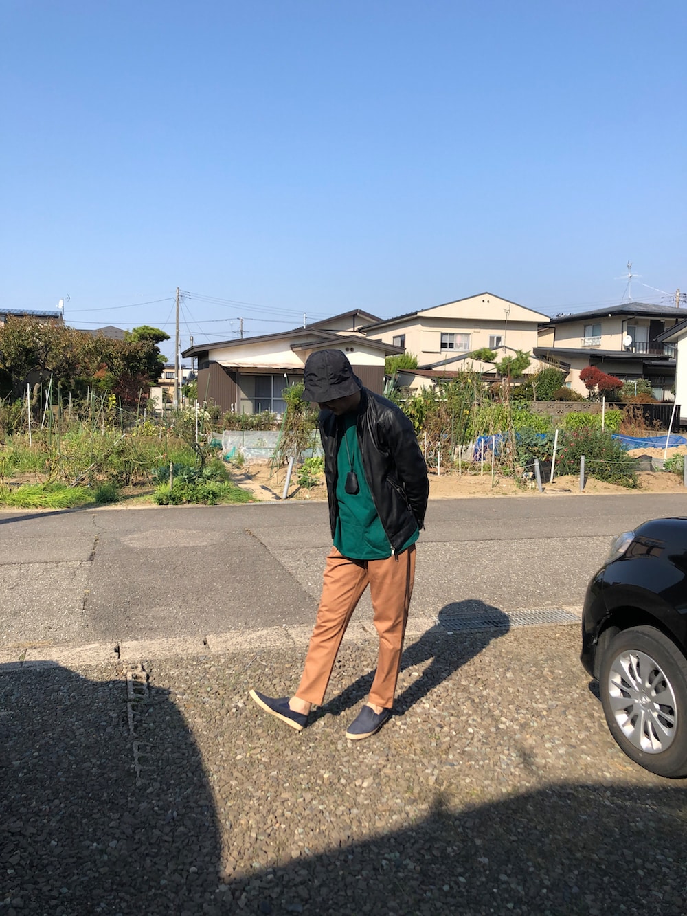 ブラック系のライダースジャケット、ブラック系のハットを着用したメンズの秋コーディネートの2枚目の写真