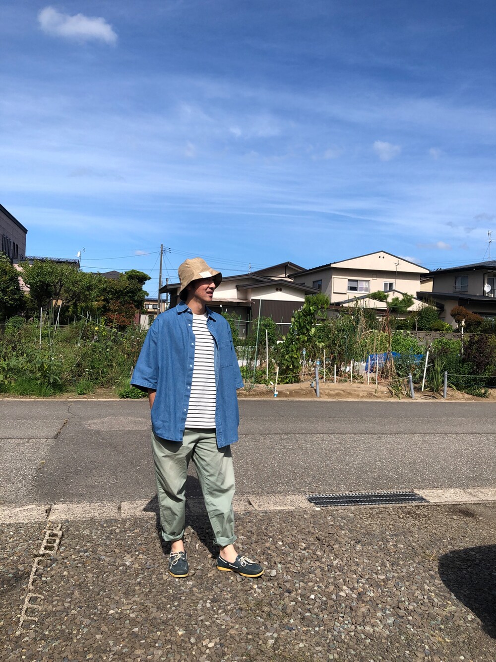 ブルー系のシャツ/ブラウス、ベージュ系のハットを着用したメンズの秋コーディネートの2枚目の写真