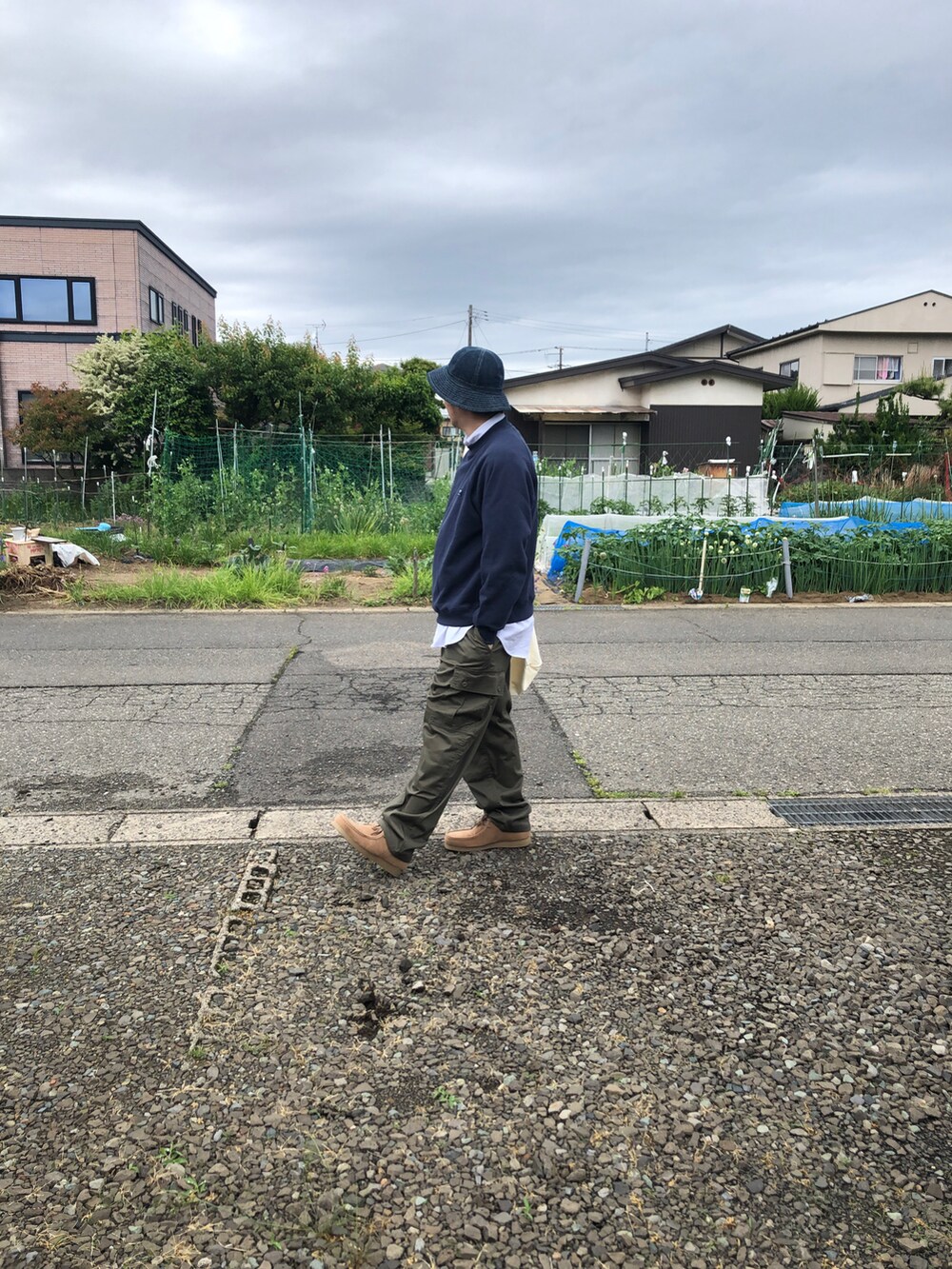 グリーン系のカーゴパンツ、ブルー系のスウェットを着用したメンズの夏コーディネートの2枚目の写真