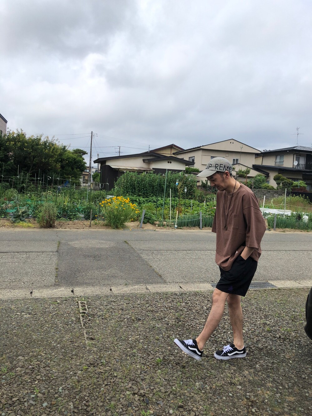 ブラウン系のTシャツ/カットソー、ブラック系のその他パンツ、ブラック系のスニーカーを着用したメンズの夏コーディネートの2枚目の写真