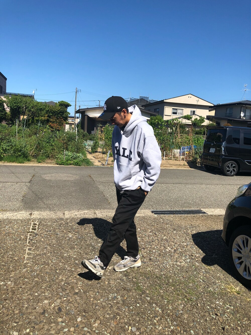 グレー系のスニーカー、グレー系のパーカーを着用したメンズの秋コーディネートの2枚目の写真