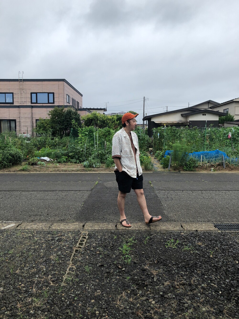 ブラウン系のTシャツ/カットソー、ホワイト系のシャツ/ブラウスを着用したメンズの夏コーディネートの3枚目の写真