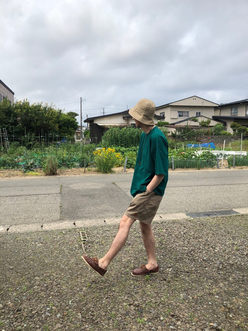 ベージュ系のハットを着用したメンズの夏コーディネートの2枚目の写真
