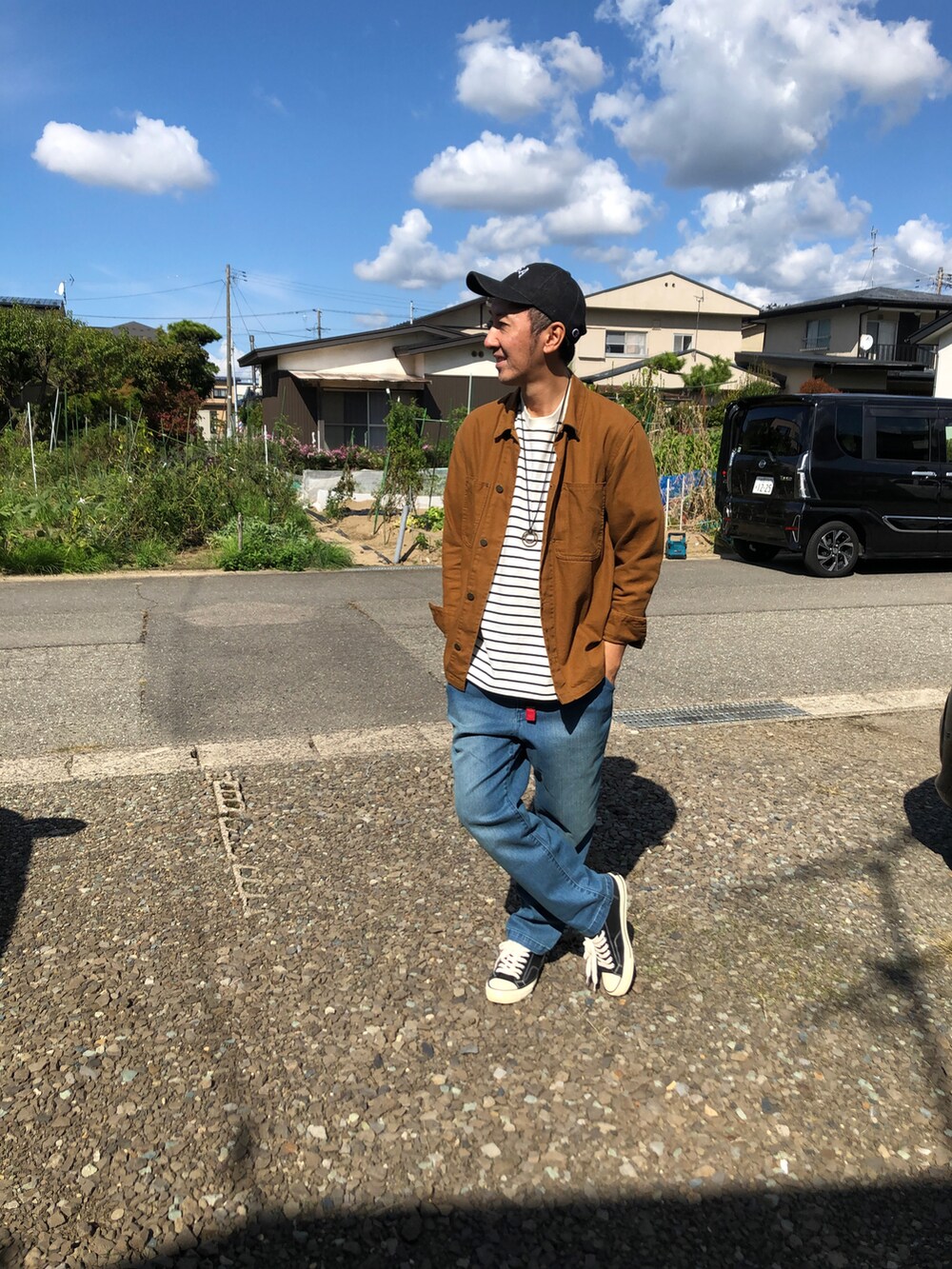 ブラウン系のジャケット/アウターを着用したメンズの秋コーディネートの2枚目の写真