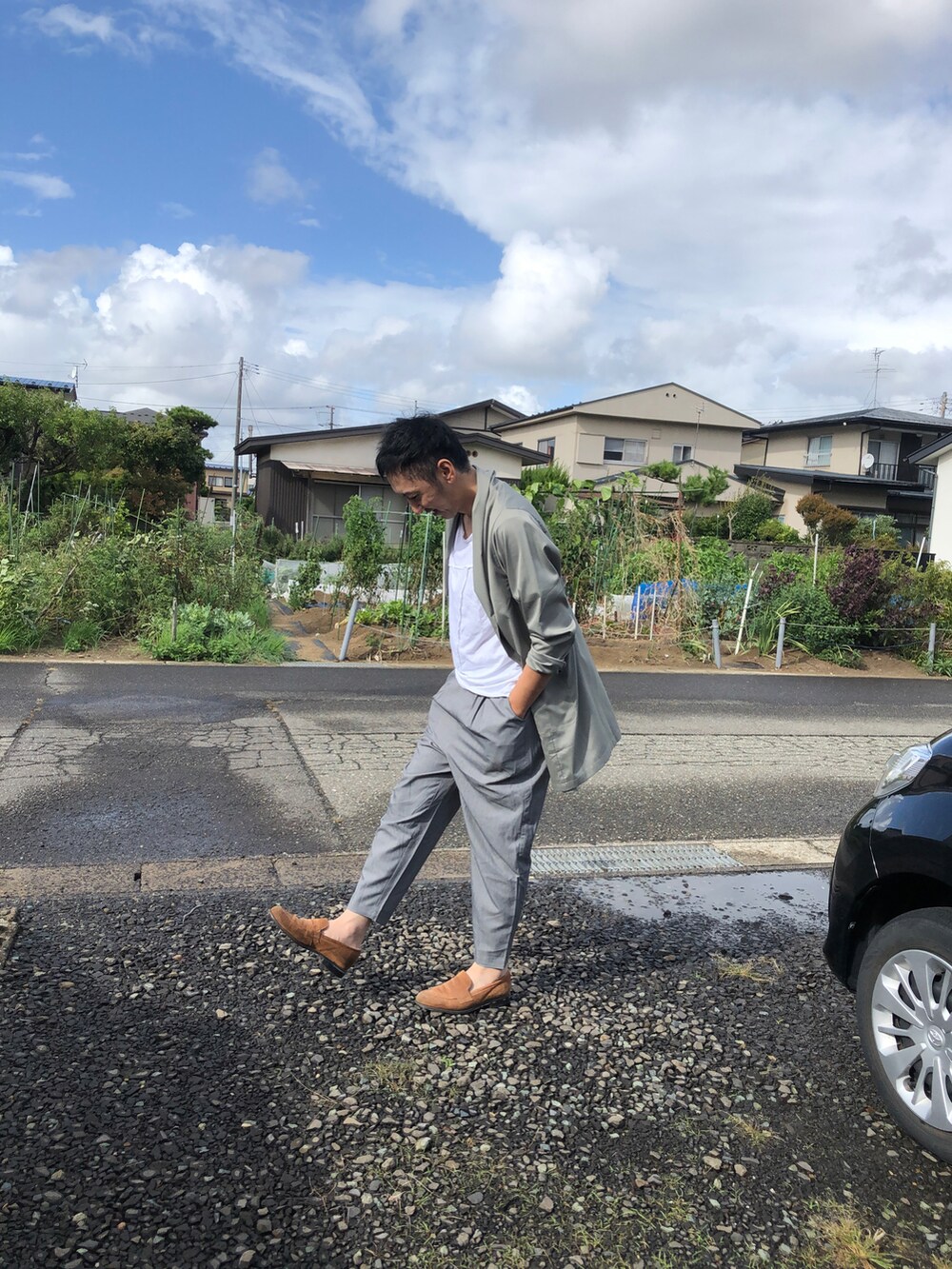 グリーン系のノーカラージャケットを着用したメンズの秋コーディネートの2枚目の写真