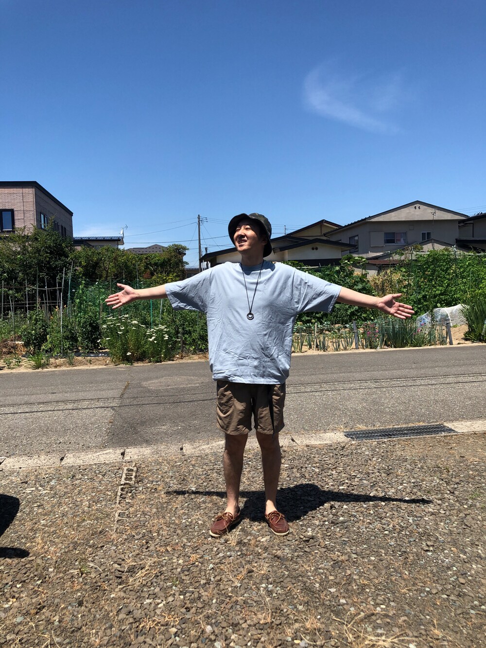 ブルー系のTシャツ/カットソー、ベージュ系のその他パンツ、グリーン系のハットを着用したメンズの夏コーディネートの2枚目の写真