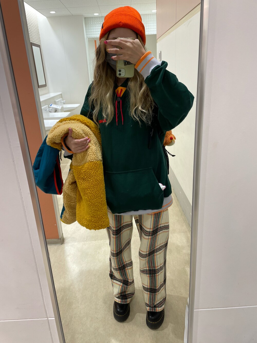 その他のその他アウター、ホワイト系のパンツ、ブラック系のブーツを着用したレディースの冬コーディネートの2枚目の写真