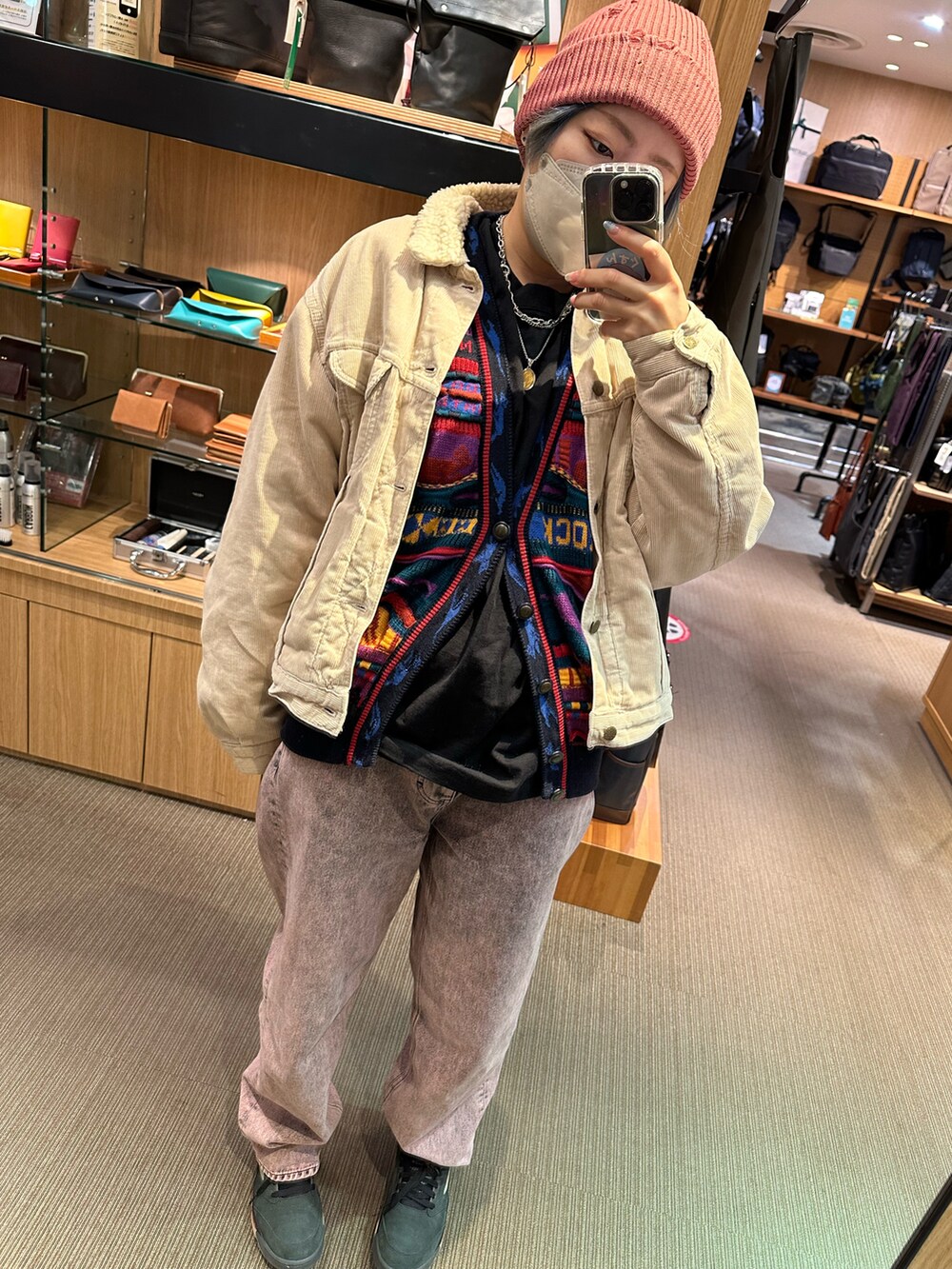 ブラック系のスニーカー、ピンク系のニットキャップ/ビーニーを着用したレディースの冬コーディネートの2枚目の写真