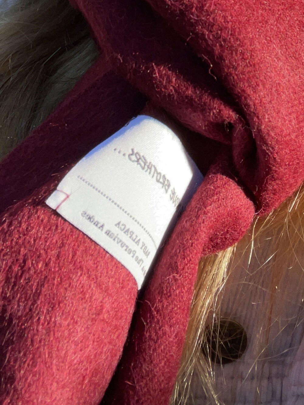 ベージュ系のジャケット/アウター、グレー系のスウェット、ブラック系のカーゴパンツを着用したレディースの冬コーディネートの2枚目の写真