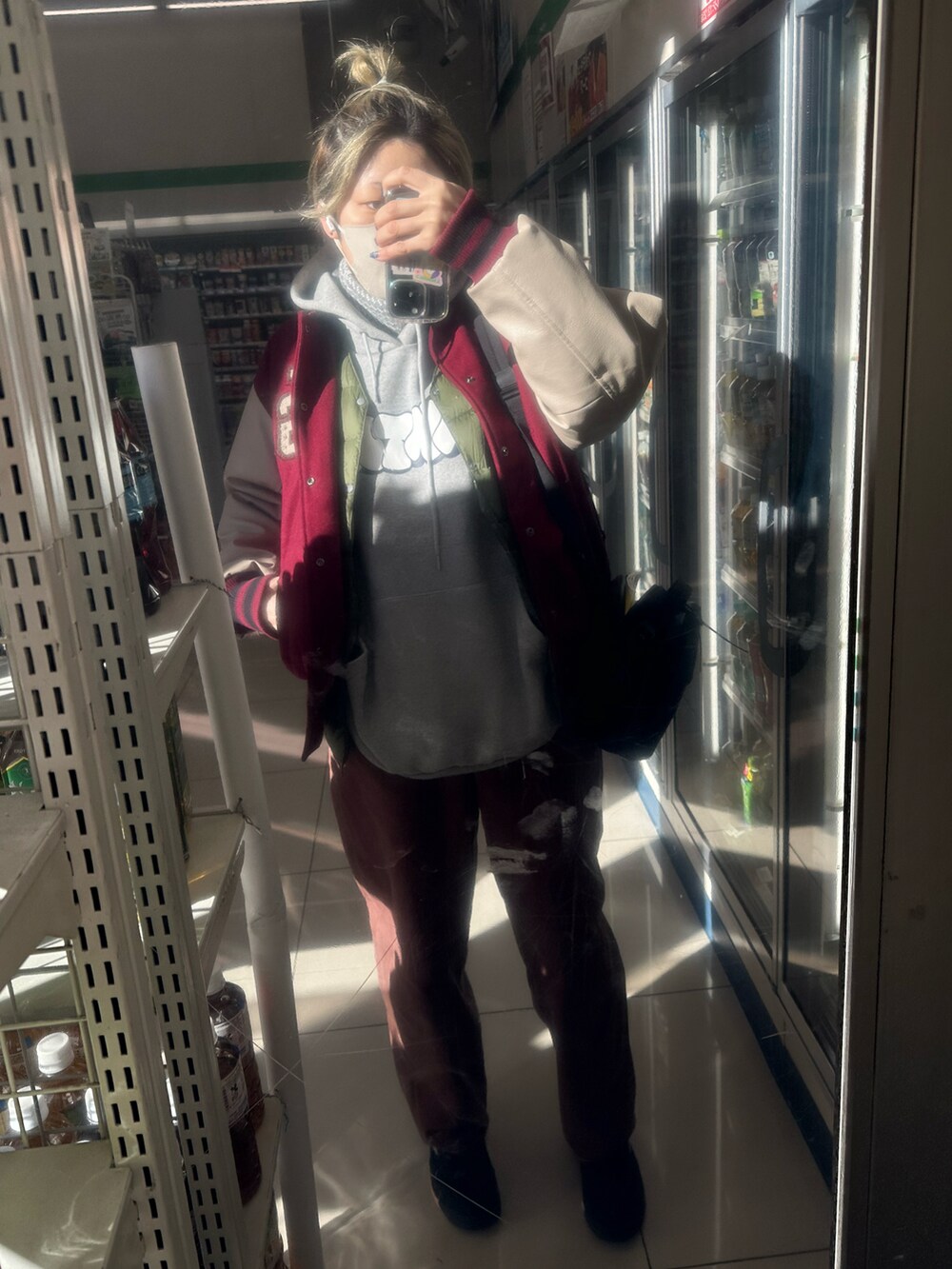 ブラック系のスニーカー、ホワイト系のニットキャップ/ビーニーを着用したレディースの冬コーディネートの3枚目の写真