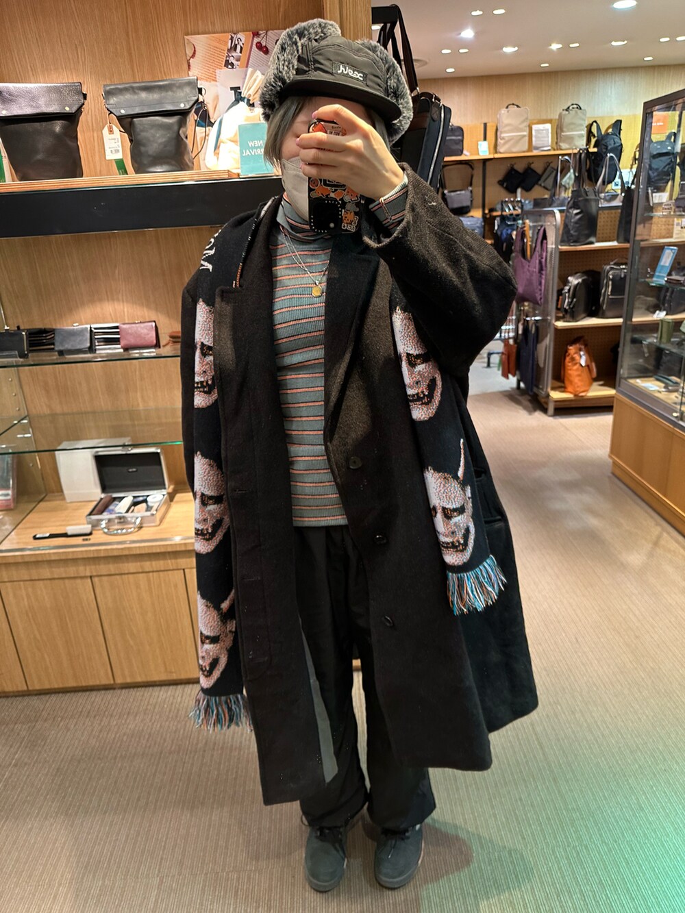 ブルー系のシャツ/ブラウス、ブルー系のデニムパンツ、ブラック系のスニーカーを着用したレディースの春コーディネートの3枚目の写真