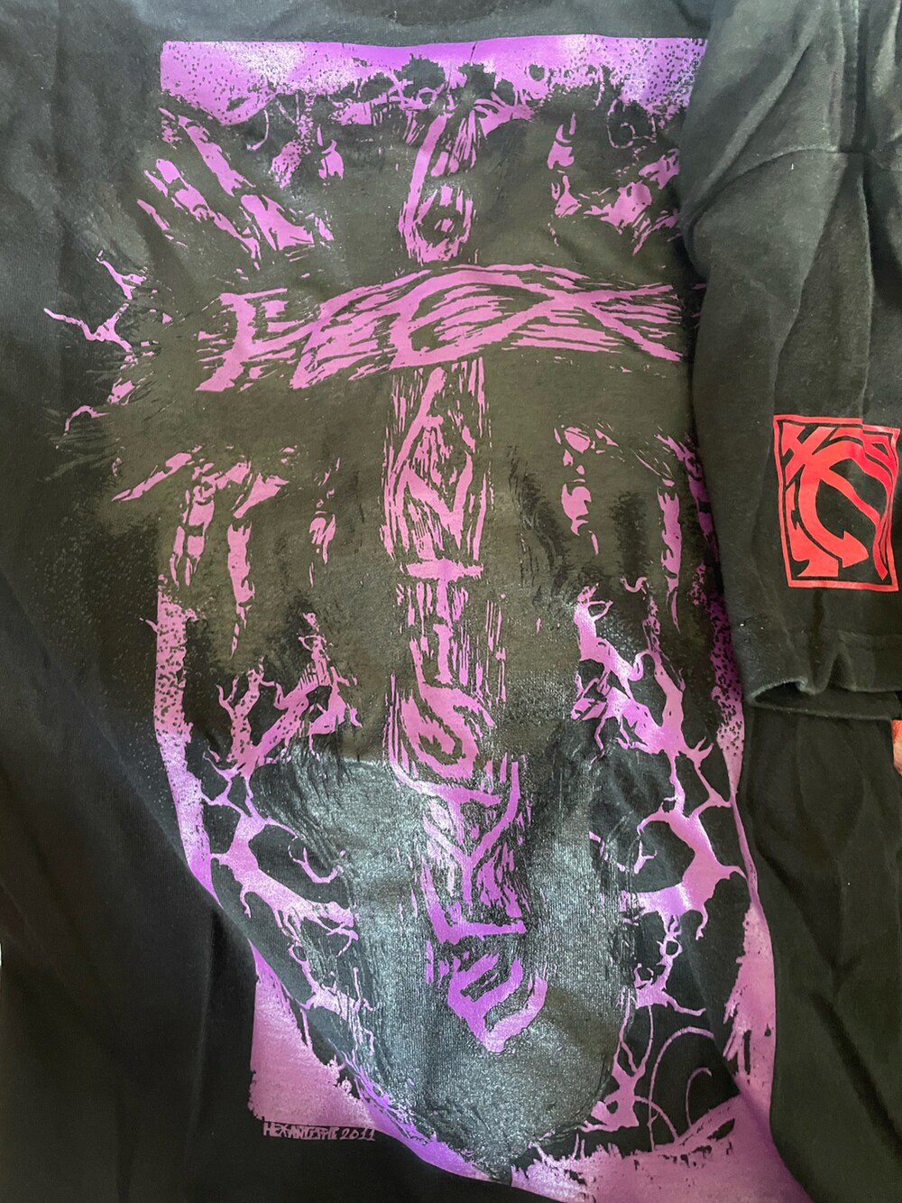 ブラック系のTシャツ/カットソー、シルバー系のバッグ、ベージュ系のチノパンツを着用したレディースの夏コーディネートの2枚目の写真