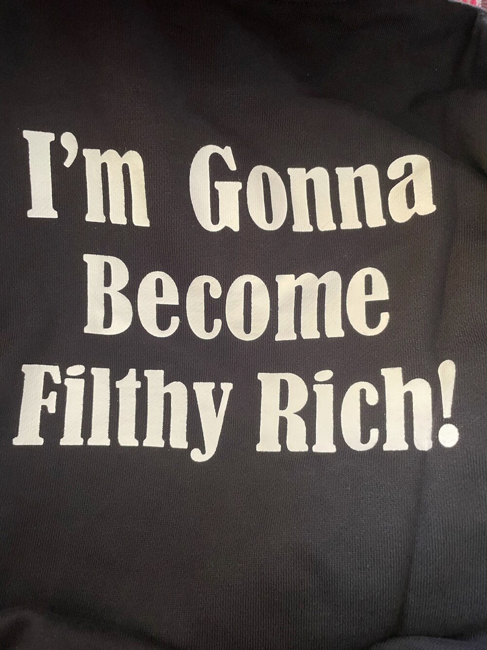 ブラック系のスウェット、ブラック系のショルダーバッグ、ブルー系のデニムパンツを着用したレディースの秋コーディネートの2枚目の写真