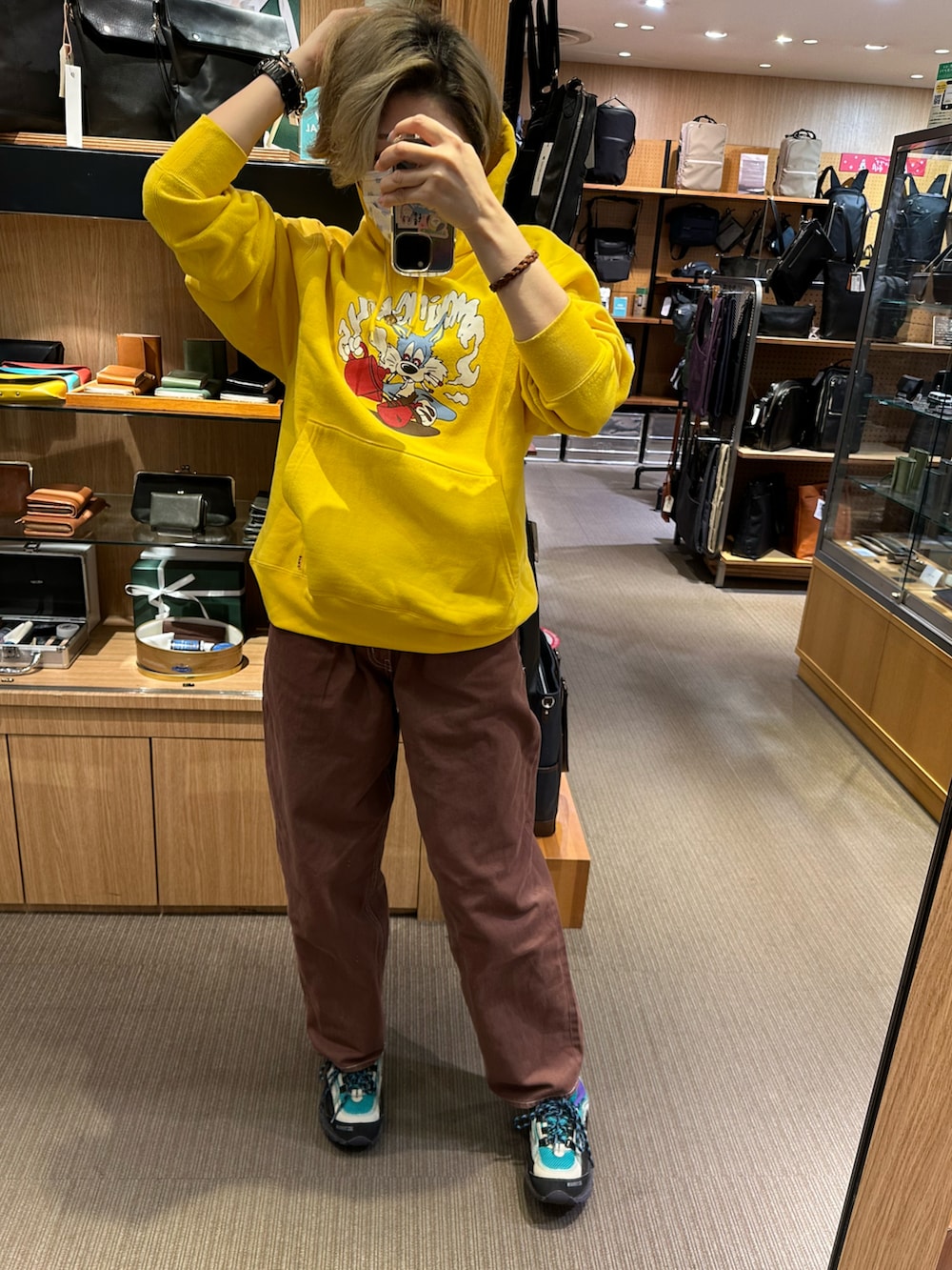 「TENBOXのアイテム（シャツ/ブラウス、ブルー系）」を使った、IZMさん（レディース・165cm）の冬コーディネートの5枚目の写真