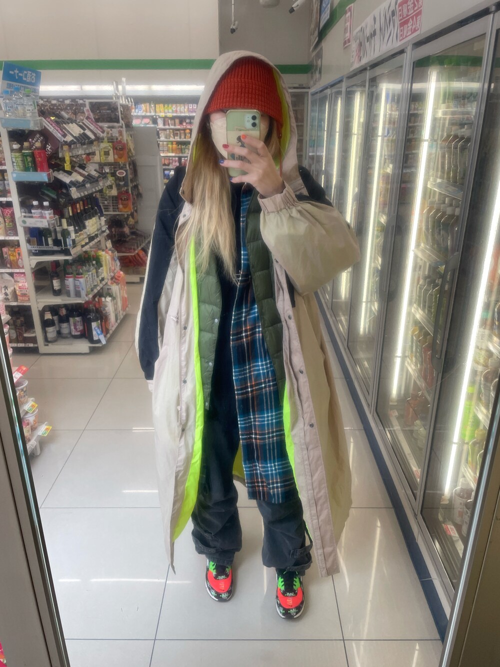 ブラック系のショルダーバッグ、ピンク系のスニーカー、グレー系の帽子を着用したレディースの秋コーディネートの3枚目の写真