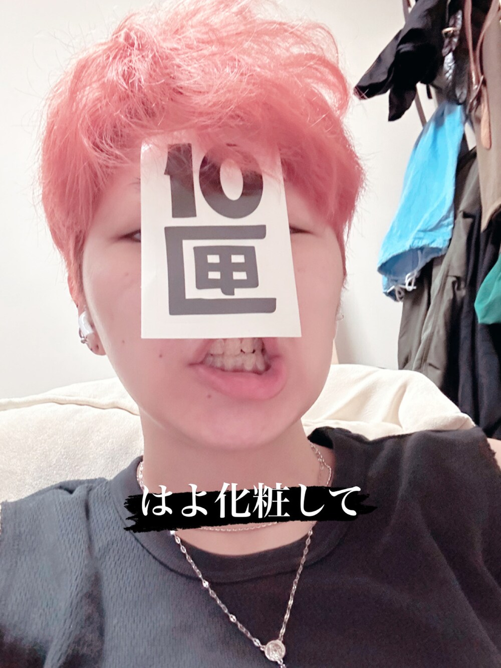 ブラック系のタンクトップ、ホワイト系のシャツ/ブラウス、ホワイト系のパンツを着用したレディースの夏コーディネートの2枚目の写真