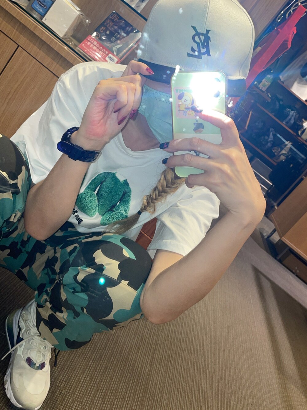 ホワイト系のTシャツ/カットソー、グリーン系のパンツ、グレー系のハットを着用したレディースの夏コーディネートの2枚目の写真