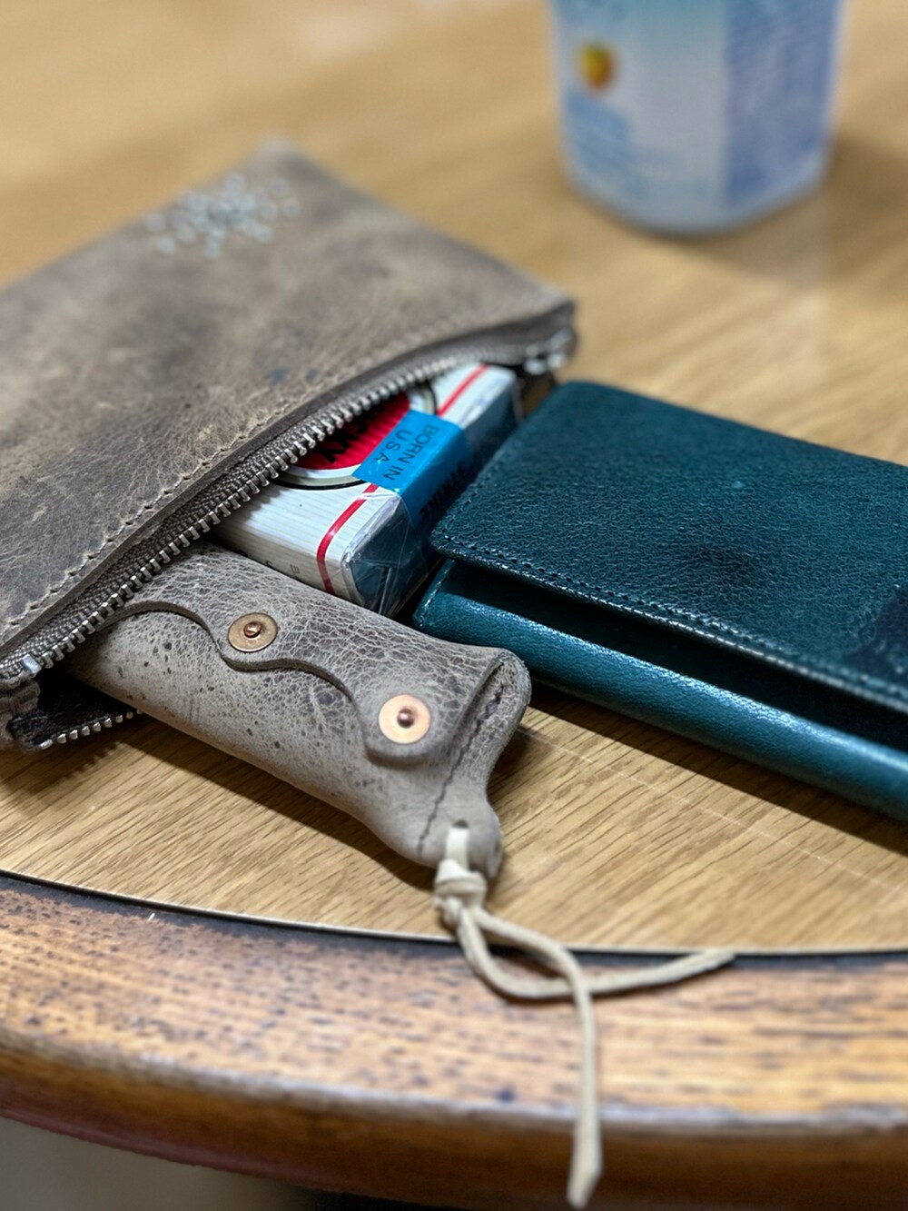 ブラウン系のショルダーバッグ、グレー系のカーディガン/ボレロ、ピンク系のデニムパンツを着用したレディースの冬コーディネートの2枚目の写真